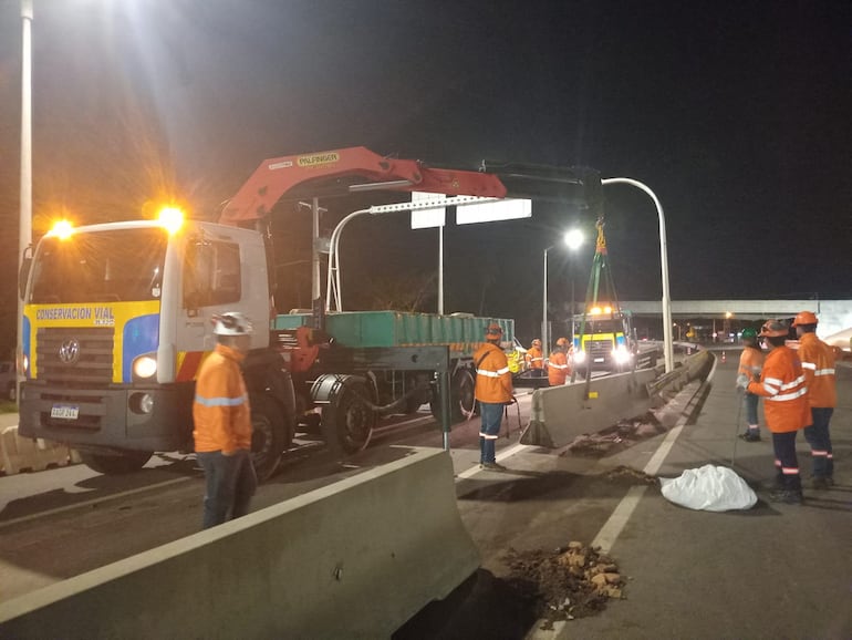 Cierran con bloques de hormigón el cruce de Pedrozo y este viernes retirarán el semáforo de la ruta PY02.