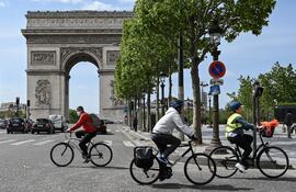 En París, mucha gente también elige la bicicleta como medio de transporte. (archivo)