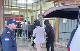 Momento en que el abogado Daniel Montenegro Menezes (de saco gris) ingresaba esta mañana al penal de Tacumbú.