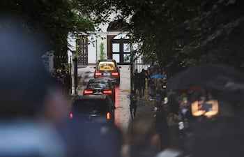 El féretro que lleva el ataúd del rey Harald V pasa por Parkveien en Oslo, Noruega, el 28 de agosto de 2026.