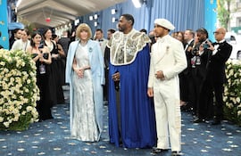 ¡Anfitriones de lujo! Anna Wintour, presidenta de la Met Gala, y Colman Domingo y Lewis Hamilton, copresidentes de la Met Gala, llegando al Museo Metropolitano de Arte en la ciudad de Nueva York. (Dia Dipasupil/Getty Images/AFP)