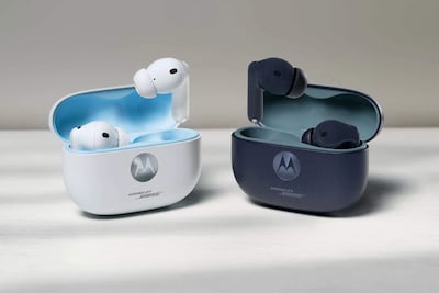 Estuches abiertos de auriculares inalámbricos, uno blanco y otro azul oscuro, con inscripciones 'Sound by Bose'.