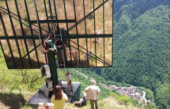 El sol se apagó en Viganella, un pequeño pueblo enclavado en los Alpes, en la región italiana de Piamonte. En realidad, lo que se ha roto es un sol artificial, un espejo que reflejaba al astro, colocado para dar luz en los tres meses de invierno en los que la localidad se queda a oscuras por la sombra de las montañas. Sus cerca de 300 habitantes celebraron aún con más alegría la tradicional fiesta de la Candelaria, el 4 de febrero, cuando el sol vuelve a aparecer en el Valle d'Ossola, después de los 83 días en los que no han podido contar con el sol artificial creado por el golpe de ingenio de Pier Franco Midali, alcalde del pueblo entre los años 1990 y 2000. El espejo pesa 11 toneladas y una superficie de reflexión de 40 metros cuadrados y se instaló sobre la ladera de una de las montañas que rodean Viganella.