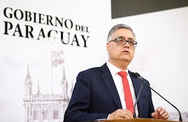 AME3366. ASUNCIÓN (PARAGUAY), 27/07/2026.- El nuevo presidente de la Administración Nacional de Electricidad de Paraguay (Ande), Miguel Báez, habla durante una rueda de prensa este lunes, en Asunción (Paraguay). Báez, dijo que su país continúa "negociando" con Brasil las condiciones del Anexo C de la hidroeléctrica de Itaipú, que fija las bases financieras y de prestación de servicios de electricidad de la represa binacional. EFE/ Juan Pablo Pino