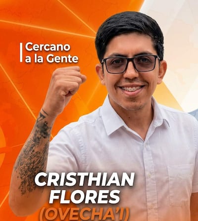 Christian Flores, con camisa blanca y gafas, sonríe y levanta el puño en un fondo naranja con su nombre y lema publicitario.
