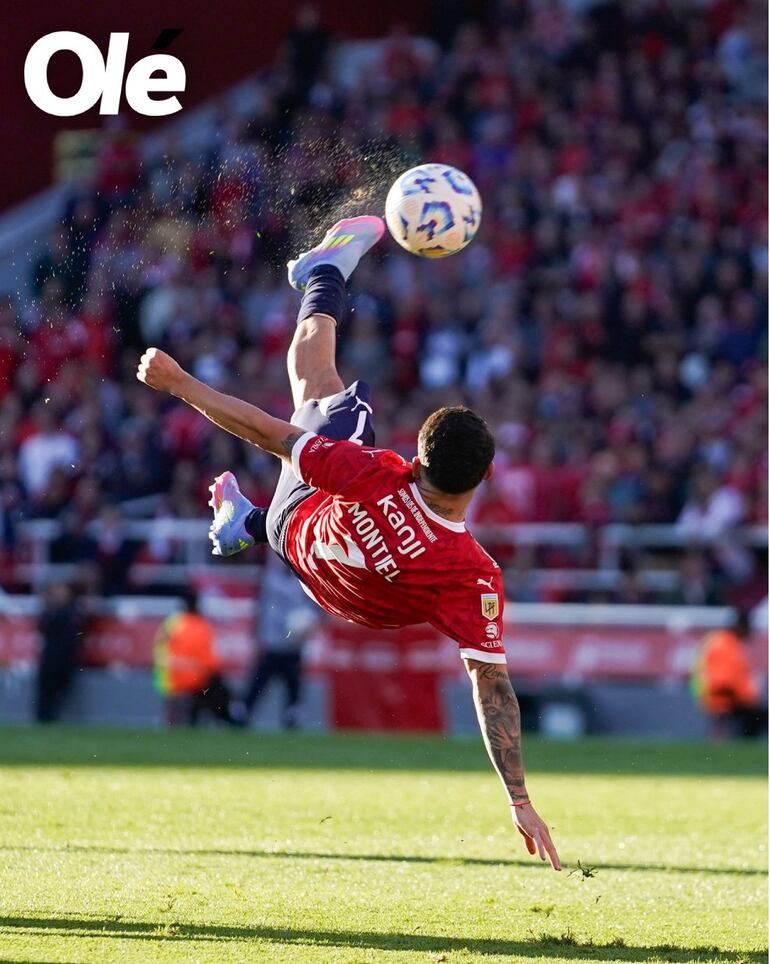 En la publicación digital del diario argentino Olé se aprecia el momento justo de le chilena realizada por Santiago Montiel para anotar el gol que le valió el premio Puskas el mejor gol del año.