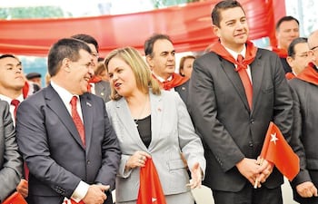 Horacio Cartes(I), Lilian Samaniego (C) y Pedro Alliana (I) en 2019.