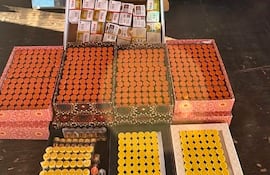 Cajas sobre superficie plana con cilindros de tabaco, en un entorno exterior iluminado de forma natural.