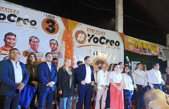 Miguel Prieto y otros referentes en un acto de apoyo a la candidata a la intendencia de San Lorenzo, Luz Bella González, y los aspirantes a ediles de la Lista 3.