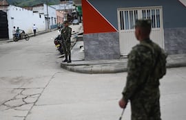 Militares colombianos custodian una zona cercana a la Villa Olímpica. Los ataques de grupo armadas recrudecieron semanas antes de la primera vuelta de elección presidencial prevista para este domingo 31 de mayo.