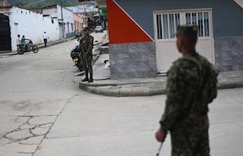 Militares colombianos custodian una zona cercana a la Villa Olímpica. Los ataques de grupo armadas recrudecieron semanas antes de la primera vuelta de elección presidencial prevista para este domingo 31 de mayo.