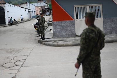 Militares colombianos custodian una zona cercana a la Villa Olímpica. Los ataques de grupo armadas recrudecieron semanas antes de la primera vuelta de elección presidencial prevista para este domingo 31 de mayo.