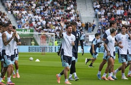 El jugador de la selección argentina de fútbol, Lionel Messi (c), máximo referente de la Albiceleste para la Finalissima ante España.