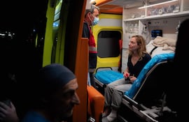 La activista griega de la flotilla Hristini Louka se sienta en una camilla de ambulancias antes de ser trasladada al hospital tras su arribo a atenas después de ser deportada tras su detención en aguas internacionales por el Ejército de Israel.