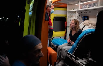 La activista griega de la flotilla Hristini Louka se sienta en una camilla de ambulancias antes de ser trasladada al hospital tras su arribo a atenas después de ser deportada tras su detención en aguas internacionales por el Ejército de Israel.