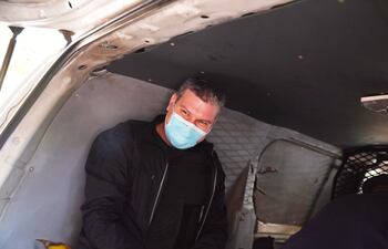 Fernando González Karjallo en la camioneta que llevaría a la cárcel de Tacumbú