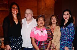 Mónica Pérez, Nicolás Darío Latourrette Bo, Rigoberta Menchú, Adriana de Ramírez y Silvia Morimoto.