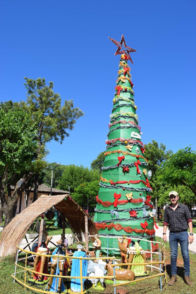 El intendente Marcelo Simbrón (ANR), junto al árbol y al pesebre, invita a renovar el espíritu navideño.