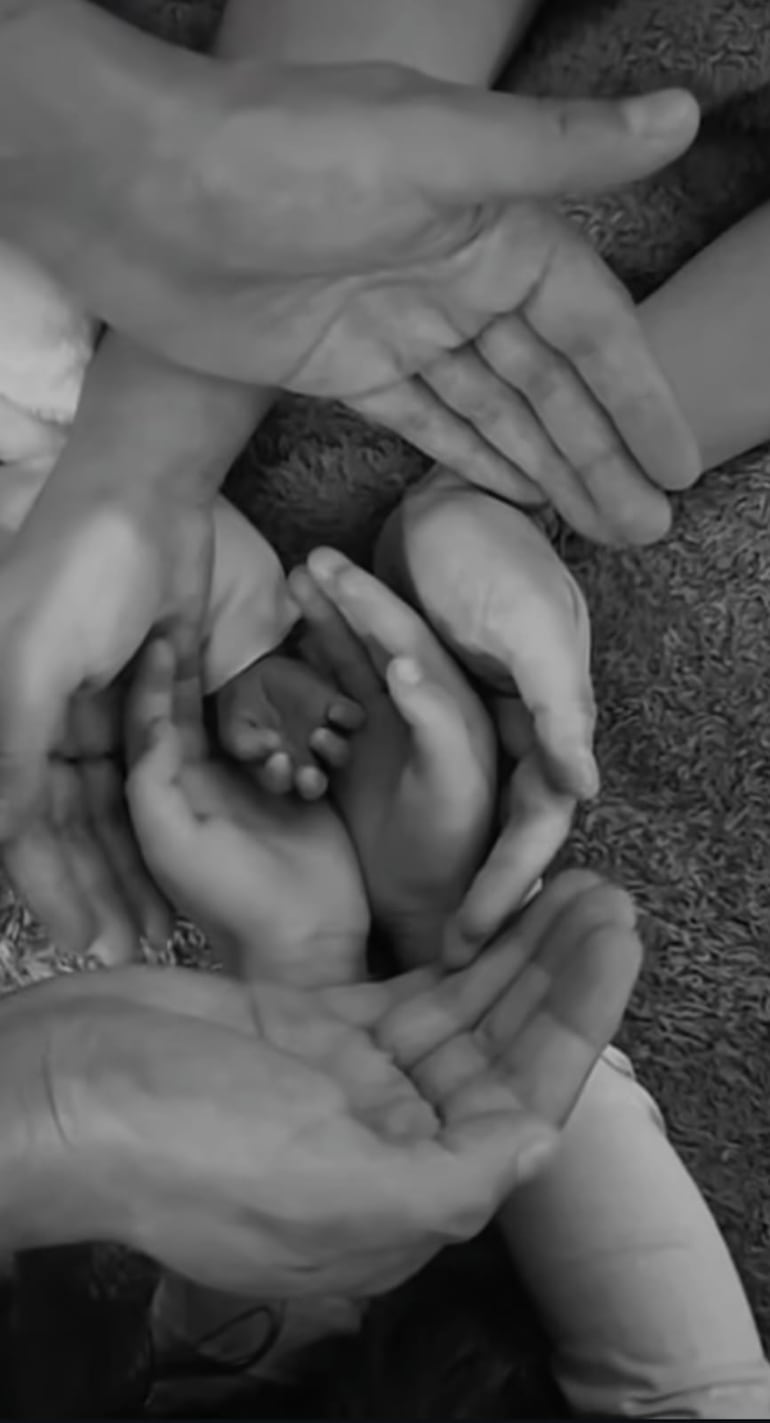 Con un video donde se ven las manos de la recién nacida Fernanda y las de sus papis y hermanita mayor, la cantante Dulce María anunció la llegada de su segunda hija. (Instagram/Dulce María)