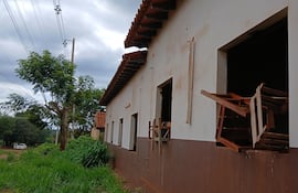 Los muebles de la institución se encuentran amontonados dentro de las aulas.