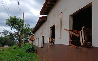 Los muebles de la institución se encuentran amontonados dentro de las aulas.