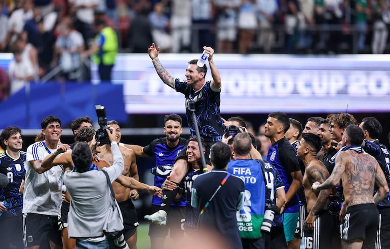 Lionel Messi de Argentina celebra con sus compañeros de equipo tras la victoria por 2-1 durante el partido de semifinales de la Copa Mundial de la FIFA 2026 entre Inglaterra y Argentina en el Estadio de Atlanta, en Atlanta, Georgia.