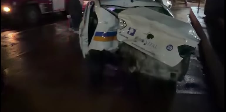 Así quedó la parte trasera del vehículo embestido en inmediaciones de la Municipalidad de Asunción.