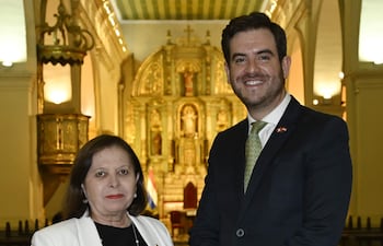 María Antonia Masana, embajadora de Perú en Paraguay junto con Juan Pablo Artaza.