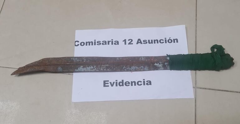 El machete que habría sido utilizado por el joven aprehendido.