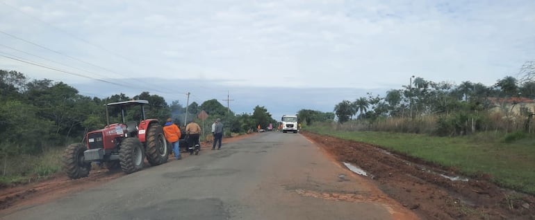 La imagen corresponde a la entrada de Arroyos y Esteros, donde se realizó un bacheo mínimo de apenas mil metros, una intervención que resulta insuficiente frente al avanzado deterioro de la ruta.