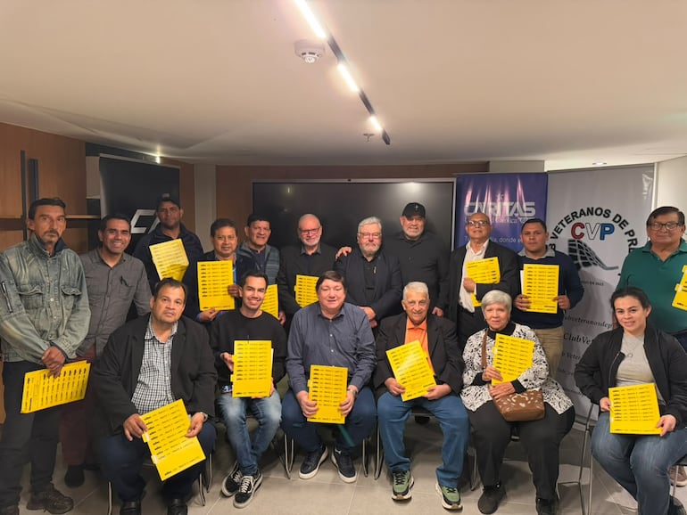 Algunos de los participantes en la didáctica charla ofrecida por el periodista uruguayo Ernesto Ortiz.