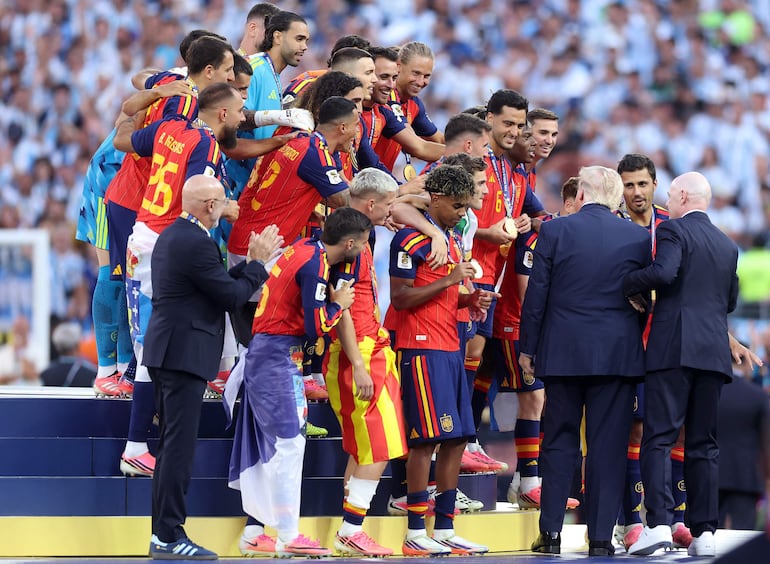 El presidente de Estados Unidos, Donald Trump, y Gianni Infantino entregaron la copa a los jugadores de España.