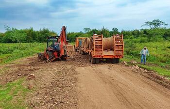 Operarios con maquinarias pesadas trabajando en el tramo Tororö de Villarrica.