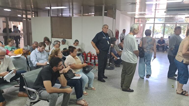 Adultos mayores tuvieron que esperar entre 4 y 6 horas para obtener su licencia, denunciaron.