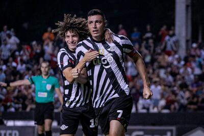 Óscar Cardozo (d) e Iván Franco, jugadores de Libertad, festejan un gol en el partido ante 2 de Mayo por la cuarta fecha de torneo Apertura 2024 del fútbol paraguayo en el estadio La Huerta, en Asunción.