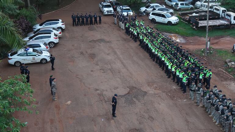 Formación de efectivos de la Policía enviados para reforzar la seguridad en Ciudad del Este hasta Fin de Año.
