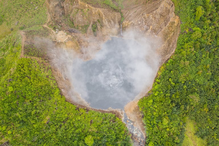 Boiling Lake en el Parque Nacional Morne Trois Pitons en la isla de Dominica.