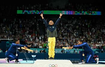 All black podium. Una imagen que quedará para la historia y para la polémica. Rebeca Andrade reverenciada por las gimnastas Simone Biles y Jordan Chiles.