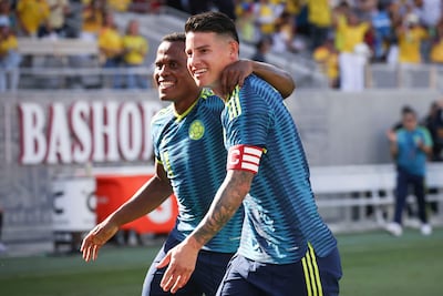 Jhon Arias (izquierda) festeja uno de sus goles contra Jordania con el capitán James Rodríguez.