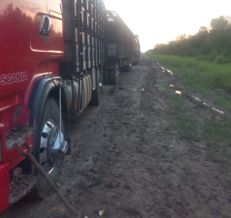 Camino precario en la zona de Fuerte Olimpo, impide paso de los vehiculos