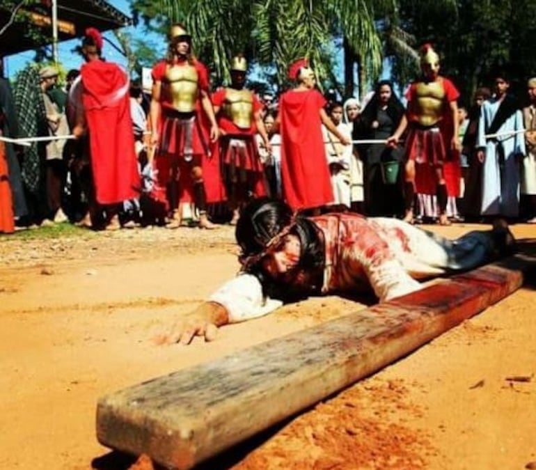 La dramatización del Vía Crucis, en Zanja Jhu, genera todo tipo de sentimientos por su realismo.