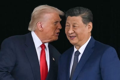 (ARCHIVOS) El presidente de Estados Unidos, Donald Trump (izq.), habla con el presidente de China, Xi Jinping, mientras se dan la mano después de sus conversaciones en la base aérea de Gimhae, ubicada junto al Aeropuerto Internacional de Gimhae en Busan el 30 de octubre de 2025.
