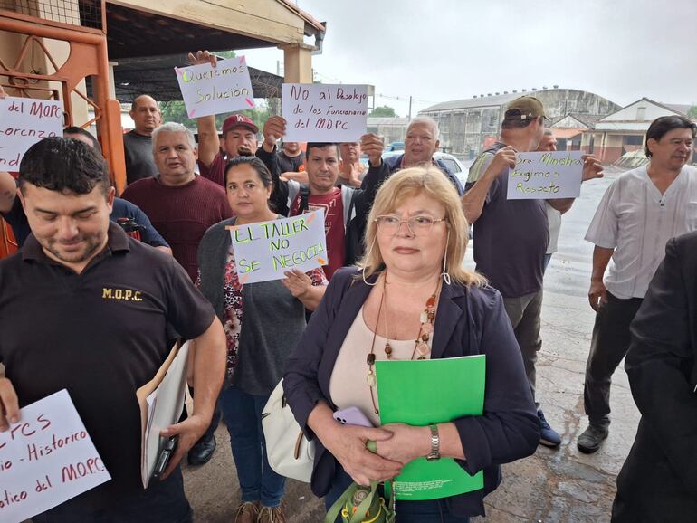 Los trabajadores de los talleres del MOPC se manifestaron en contra de la "entrega" del predio a la Comuna.