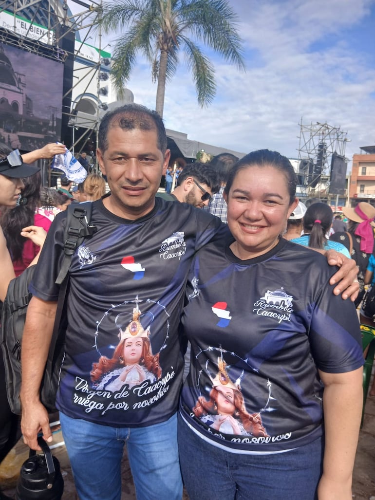 Alicia Miranda y Ángel Bareiro agradecen a la Virgencita por haber logrado convertirse en docentes, un sueño que venían persiguiendo desde hace años.