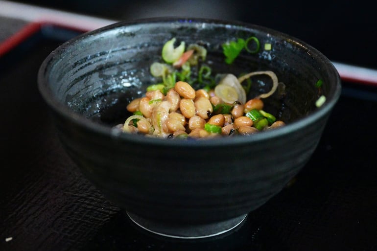 Esta fotografía, tomada el 14 de mayo de 2026, muestra un cuenco de natto en el restaurante japonés Suehiro, en Los Ángeles, California.