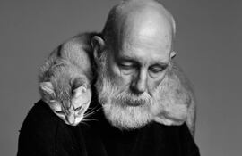 Edward Gorey con uno de sus amados gatos.