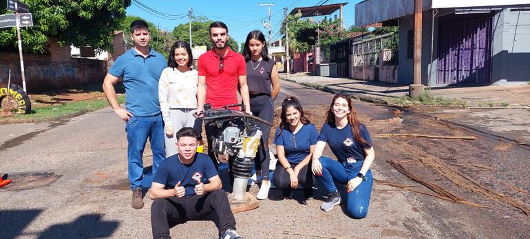 Unos integrantes del grupo "Bacheando Py".