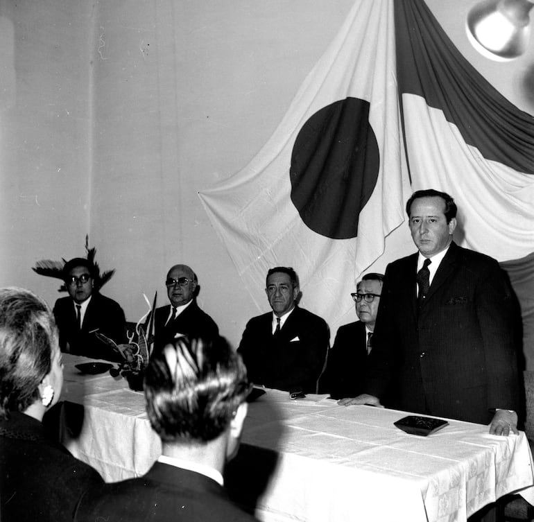 Curso de japonés en el Centro Paraguayo Japonés, ubicado en 1969 en las calles 25 de Mayo y México.