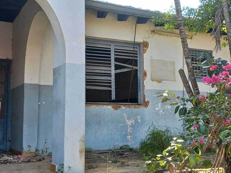 Así se ve el edificio, con estructura vieja, en donde duermen malandros, según denuncias.
