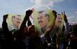 Imagen de archivo de partidarios del partido prokurdo DEM reclamando la libertad del fundador y líder de la guerrilla kurda del PKK, Abdullah Ocalan, en Estambul (REUTERS)